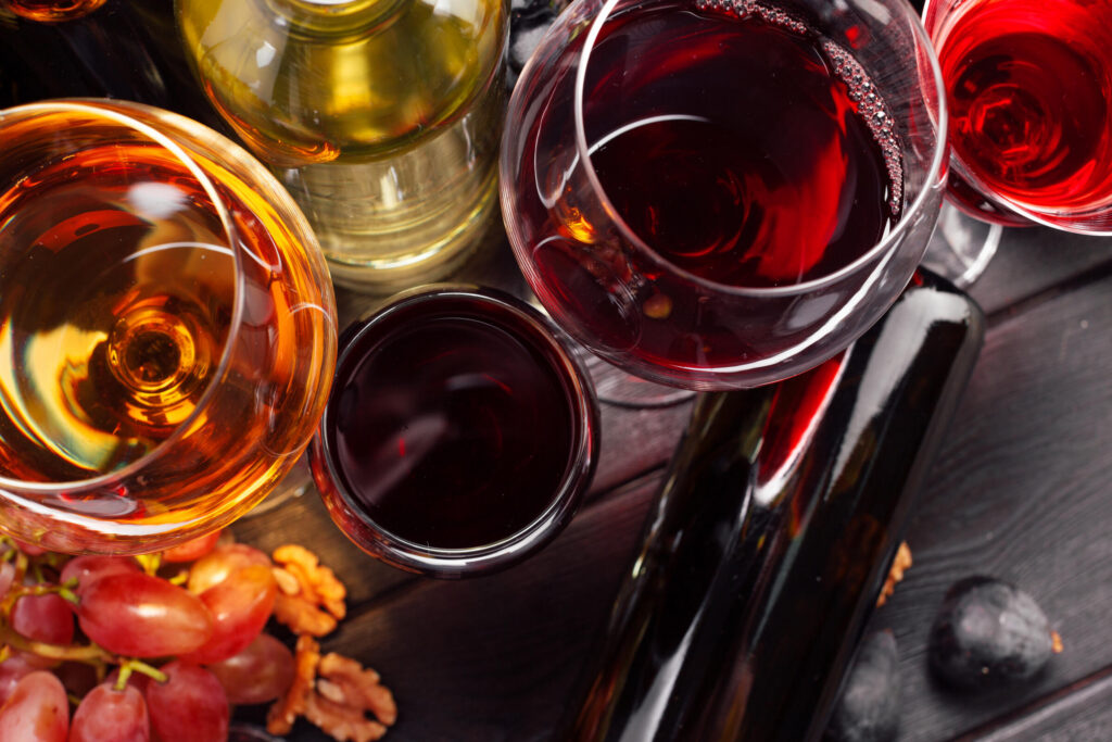 red-and-white-wine-on-wooden-table